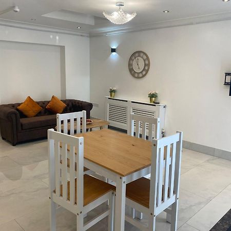 Newly Refurbished - Affordable Four Bedroom Semi-Detached House Near Luton Airport And Luton Hospital Exteriér fotografie