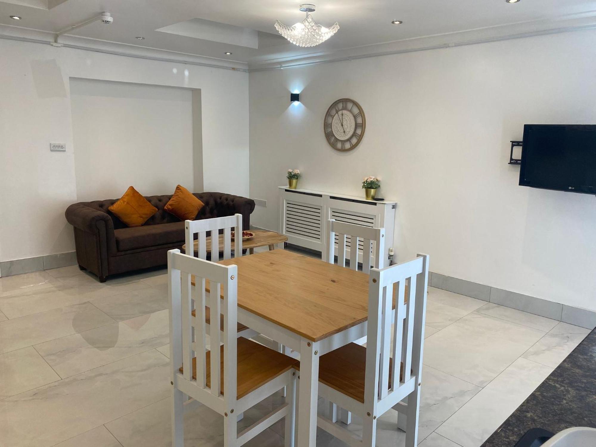 Newly Refurbished - Affordable Four Bedroom Semi-Detached House Near Luton Airport And Luton Hospital Exteriér fotografie