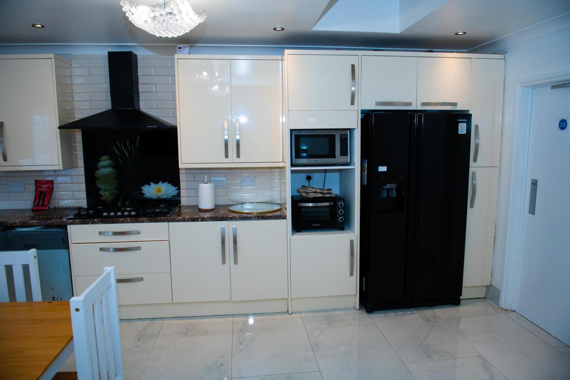 Newly Refurbished - Affordable Four Bedroom Semi-Detached House Near Luton Airport And Luton Hospital Exteriér fotografie