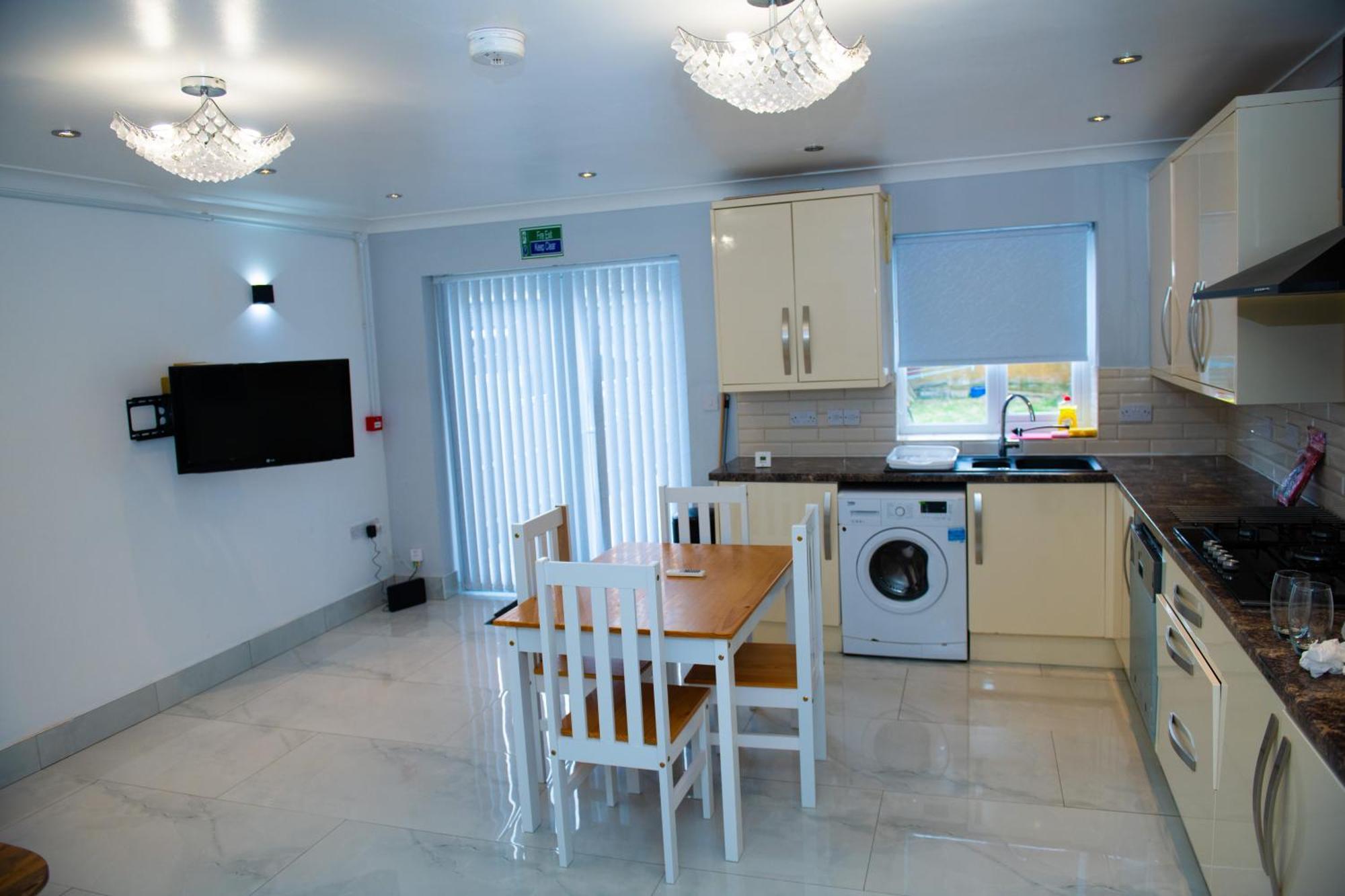 Newly Refurbished - Affordable Four Bedroom Semi-Detached House Near Luton Airport And Luton Hospital Exteriér fotografie