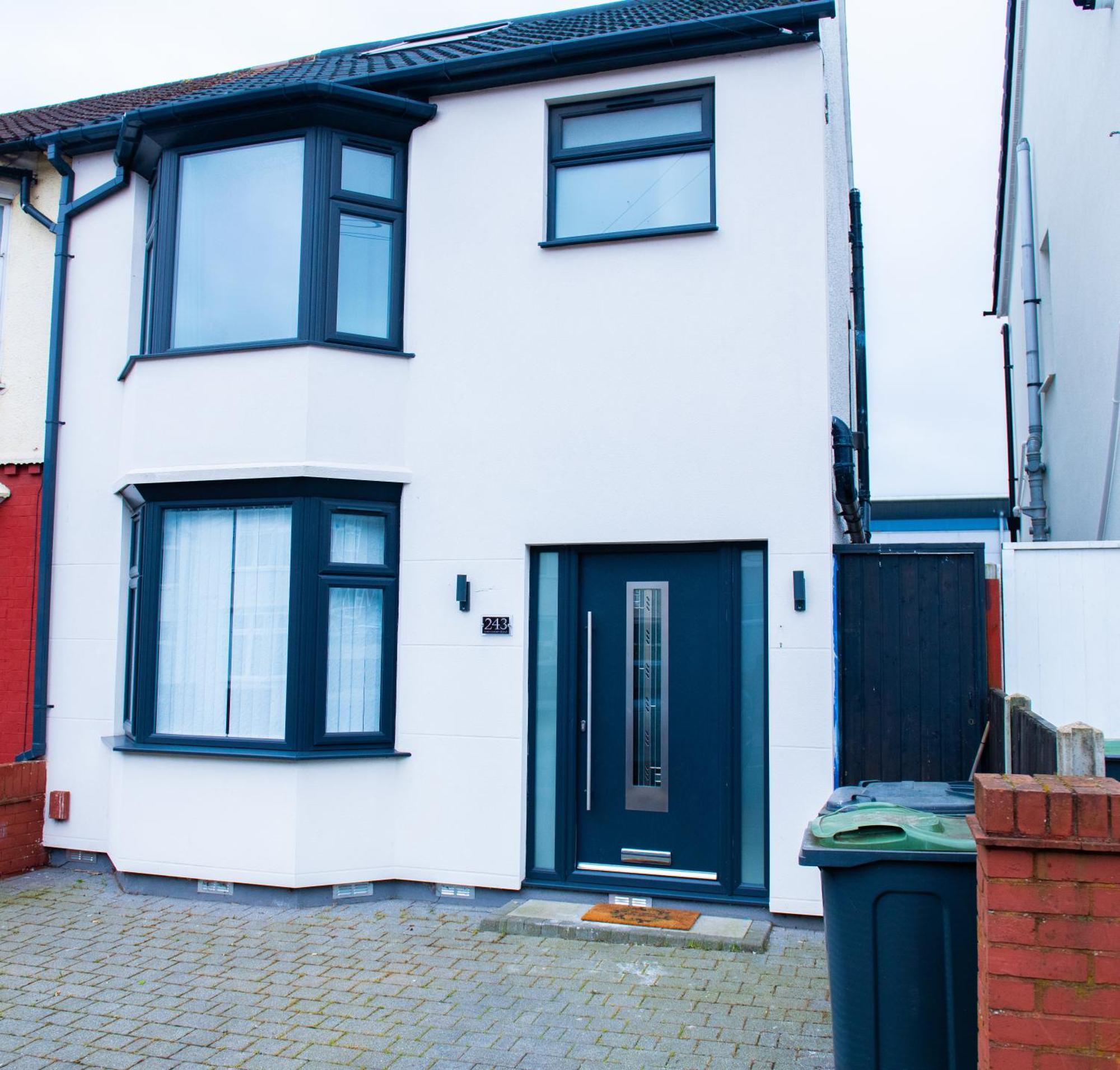 Newly Refurbished - Affordable Four Bedroom Semi-Detached House Near Luton Airport And Luton Hospital Exteriér fotografie