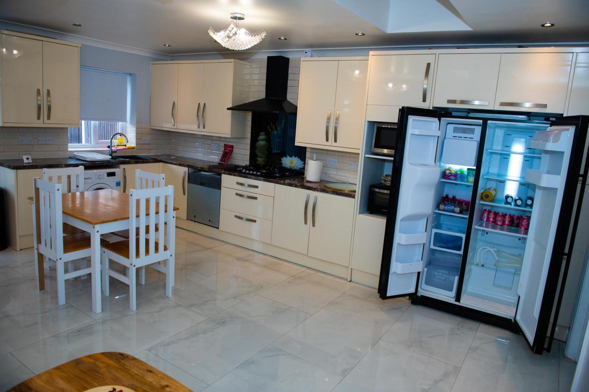 Newly Refurbished - Affordable Four Bedroom Semi-Detached House Near Luton Airport And Luton Hospital Exteriér fotografie