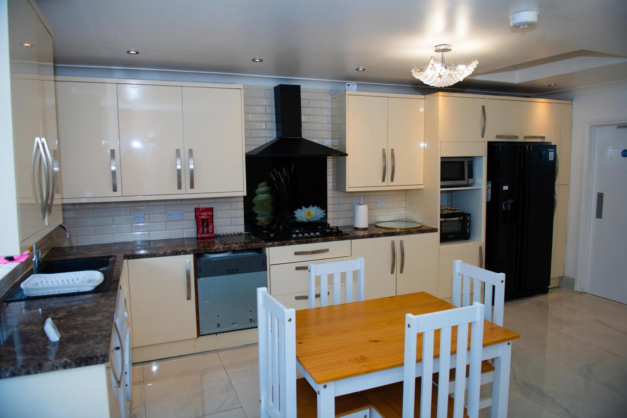 Newly Refurbished - Affordable Four Bedroom Semi-Detached House Near Luton Airport And Luton Hospital Exteriér fotografie