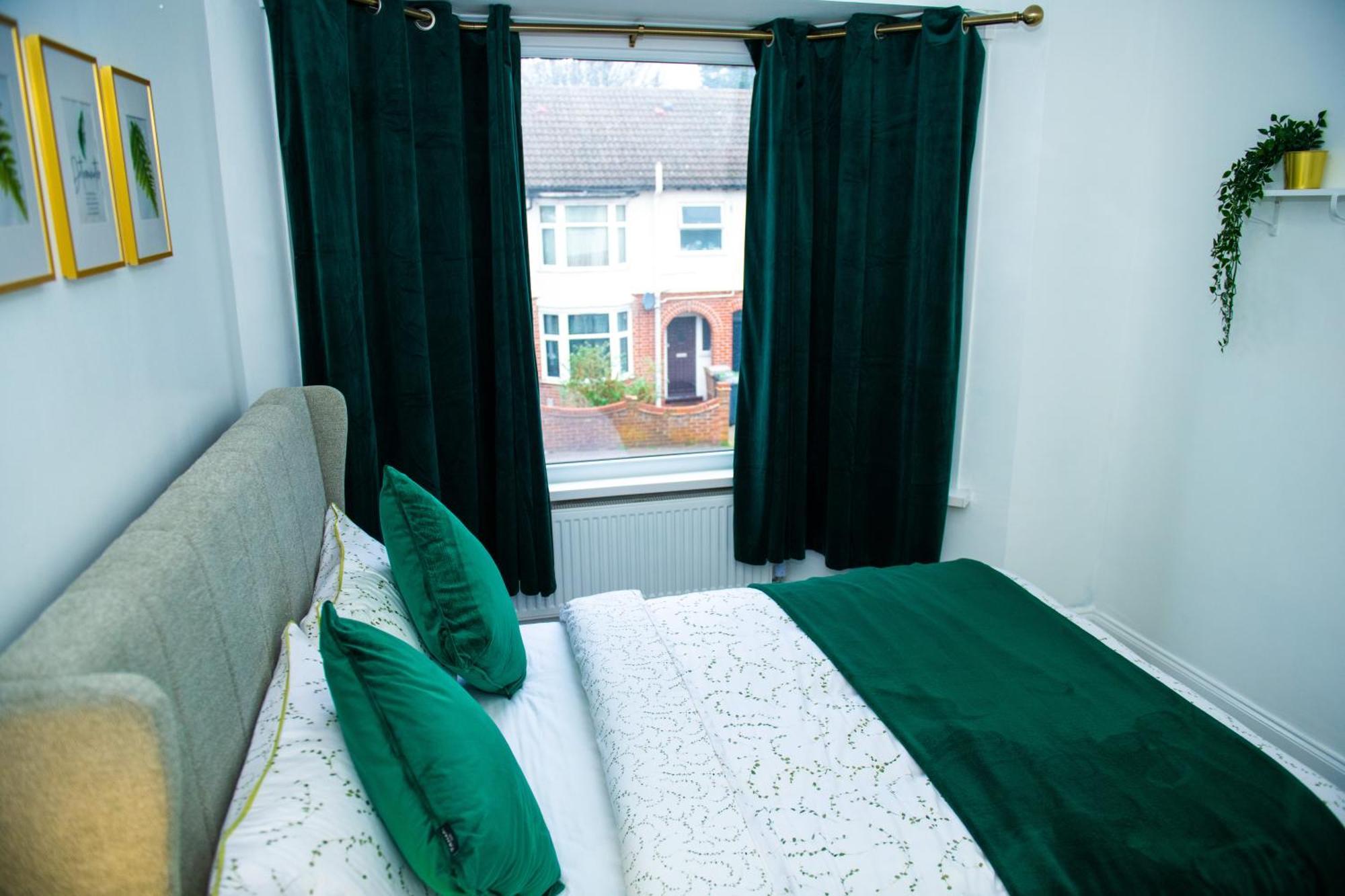 Newly Refurbished - Affordable Four Bedroom Semi-Detached House Near Luton Airport And Luton Hospital Exteriér fotografie