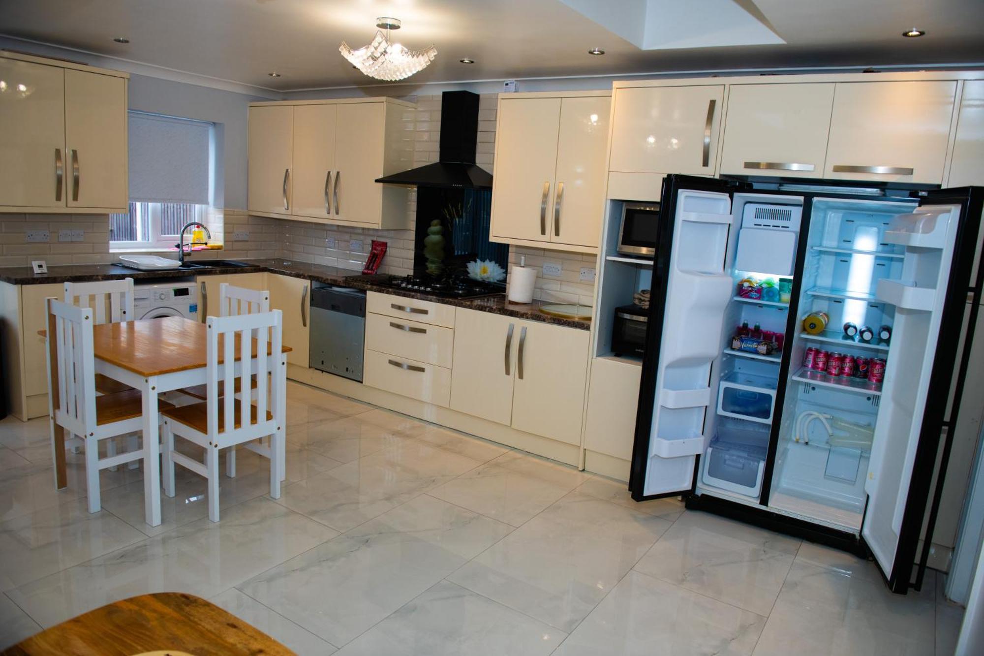 Newly Refurbished - Affordable Four Bedroom Semi-Detached House Near Luton Airport And Luton Hospital Exteriér fotografie